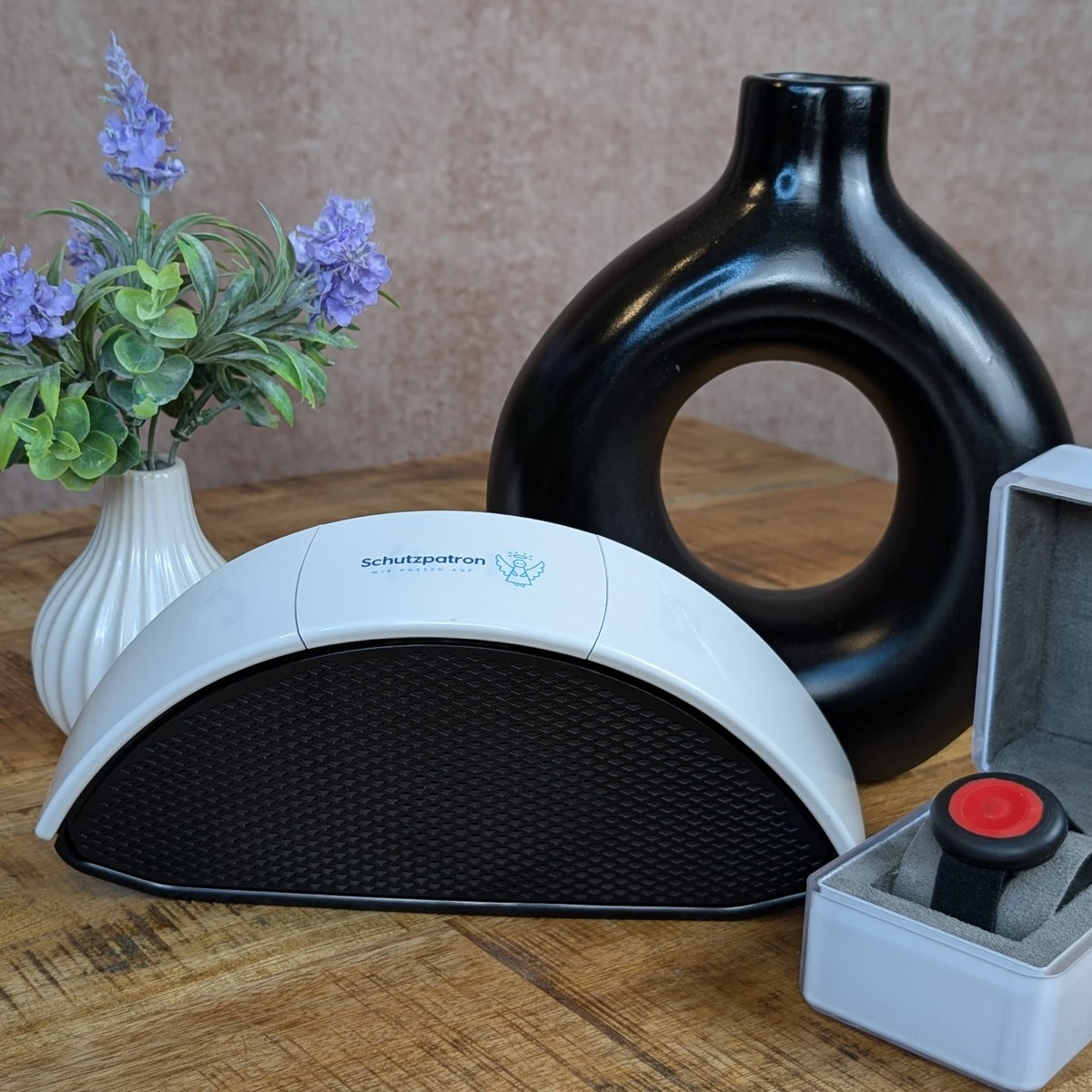 Der Schutzpatron - Basisstation und roter Notrufknopf als Armband